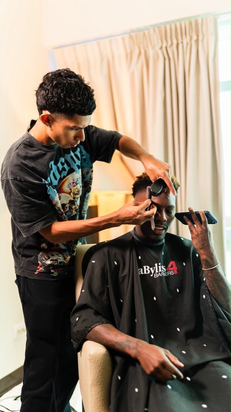 Perfilado de barba a navaja, con luz natural