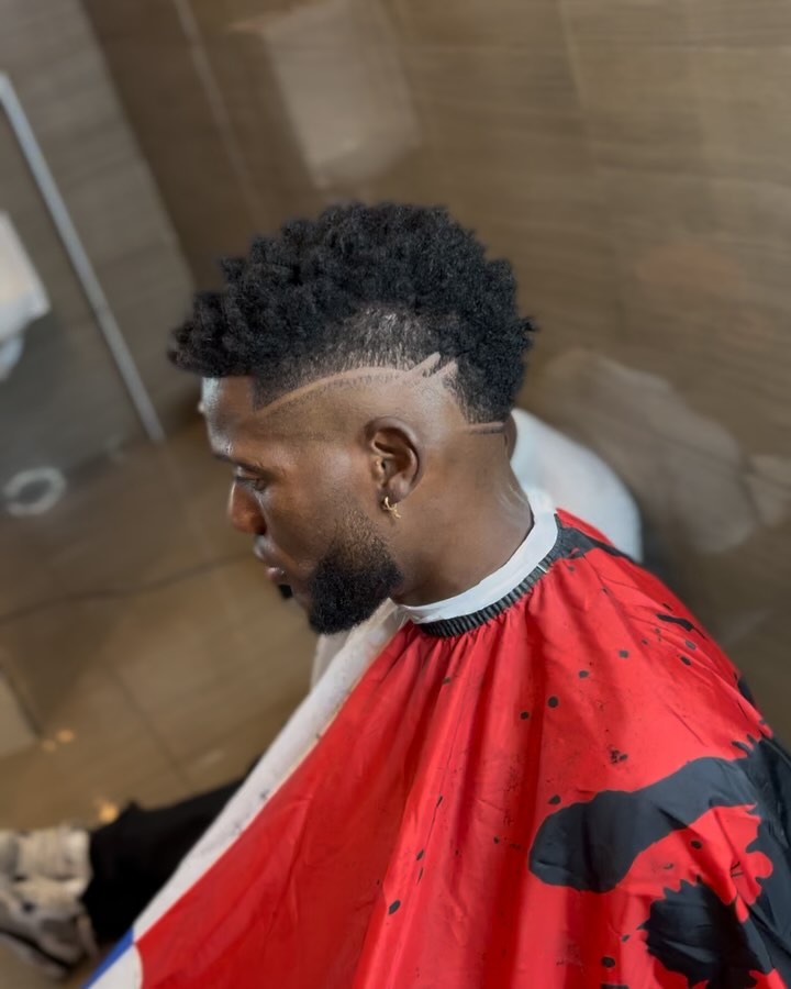 Burst fade con rizos arriba y linea de diseno