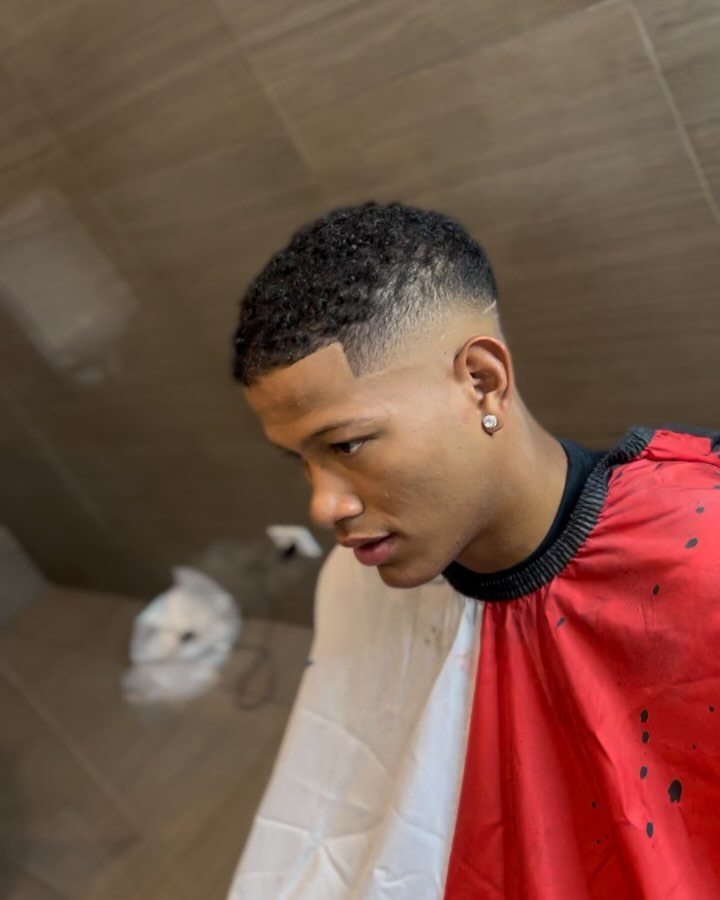 Fade alto con rizos cortos arriba