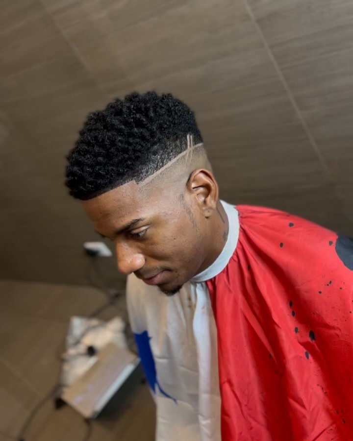 Fade medio con rizos y diseno lateral