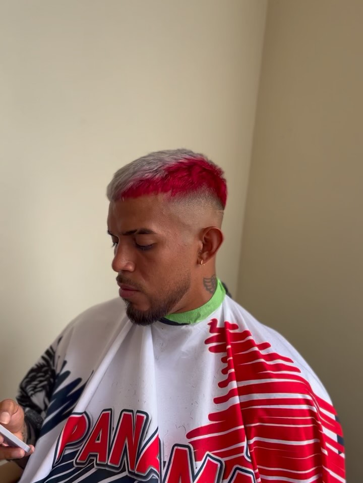 Degradado alto con decoloracion y tinte rojo