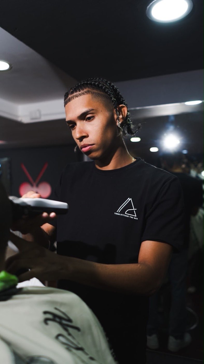Erick Tamura, Menor Barber, trabajando con la maquina en la mano